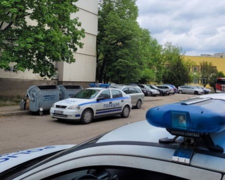 Мъж се барикадира в дома си в София, изхвърля покъщината си