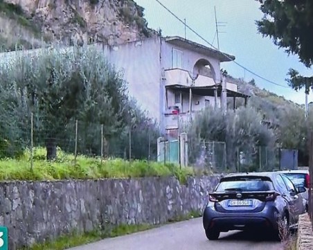 Жестоко убийство в Италия - мъж уби жена си и двете си деца, защото видял дявола