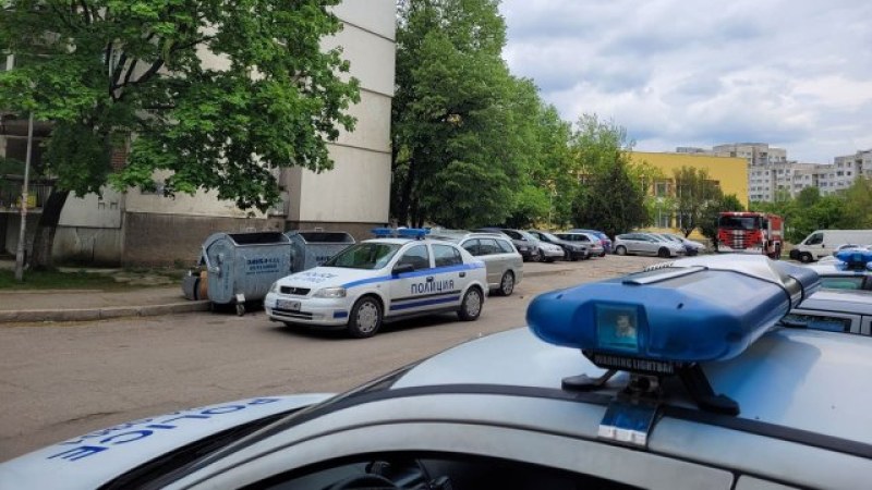 Мъж се барикадира в дома си в София, изхвърля покъщината си