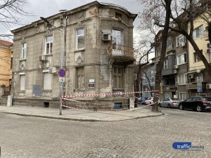 Къща - паметник в центъра на Пловдив осъмна с предпазна лента, падат орнаменти от фасадата