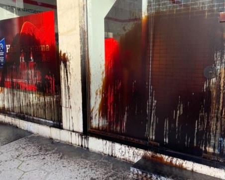 Психичноболна заля с боя офис на мобилен оператор