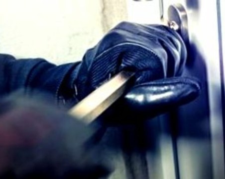 Заловиха мъж, разбил мазета и откраднал алкохол в Пловдив