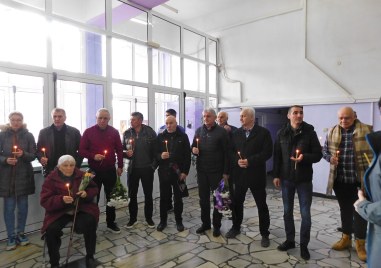 Легенди на българския футбол треньори семейство и приятели почетоха на