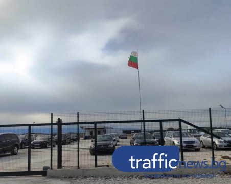 Българският трибагреник се вее разкъсан на едно от Околовръстните на Пловдив