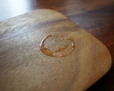 Как да премахнем мокри петна от дървени мебели?