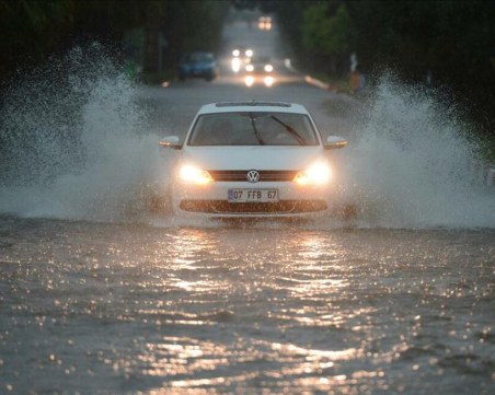 Проливни дъждове в Анталия, един човек е загинал