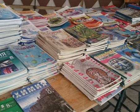 Всички ученици и деца в детски градини с безплатни учебници през следващата учебна година