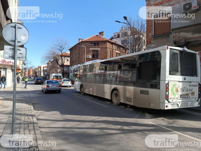 Автобус на градския транспорт блъсна възрастен мъж на натоварена пловдивска