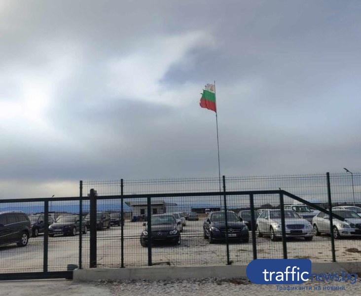 Българският трибагреник се вее разкъсан на едно от Околовръстните на Пловдив