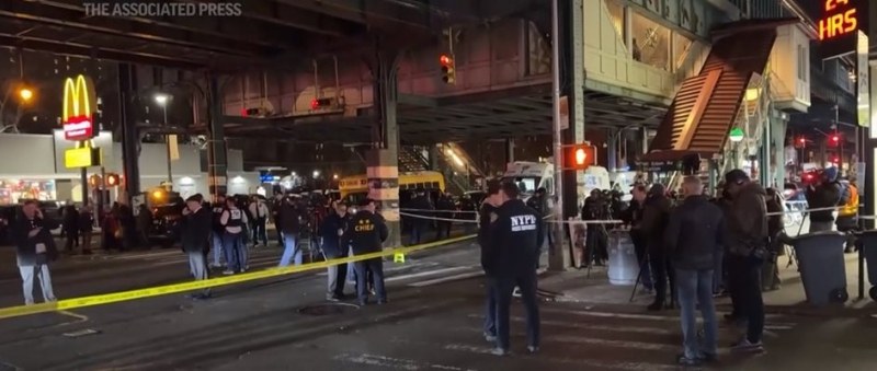 Един човек бе убит, а петима - ранени, при стрелба в метрото на