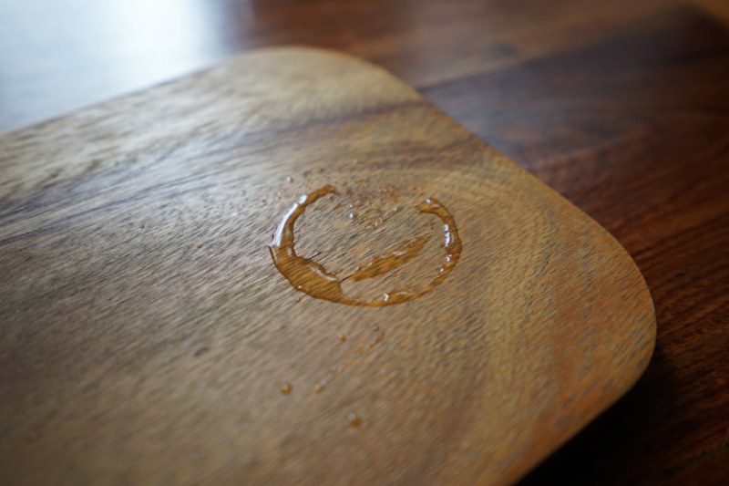 Как да премахнем мокри петна от дървени мебели?