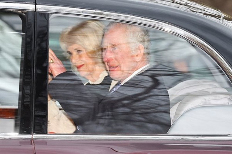Крал Чарлз се прибра в Лондон, след като бе диагностициран с рак