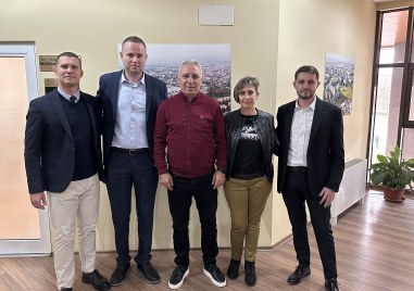 Най великият български футболист Христо Стоичков посети кметството на район Тракия