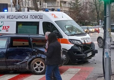 Човек пострада при катастрофа между линейка и два леки автомобила в Стара Загора съобщиха от Областната дирекция