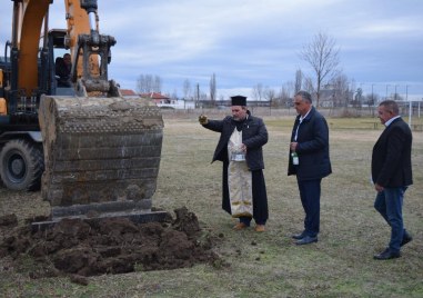Първа копка на спортна площадка в село Войсил направи кметът