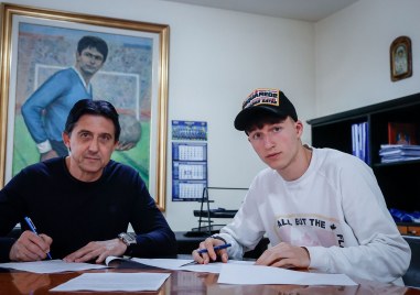 Юношата на Левски Кристиян Йовов подписа професионален договор с родния