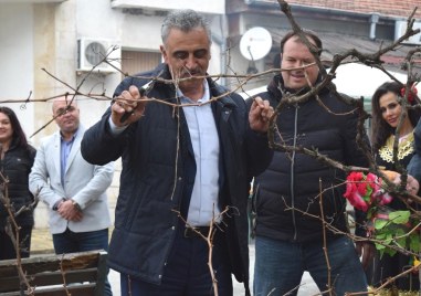 Кметът на Община Марица Димитър Иванов заряза ритуално лозичка пред