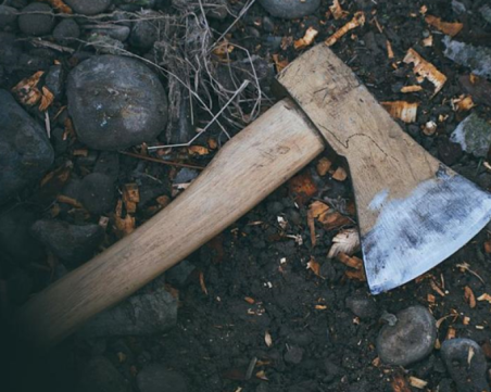 Екшън в училище: Тийнейджъри се скараха, дядо нахлу с брадва