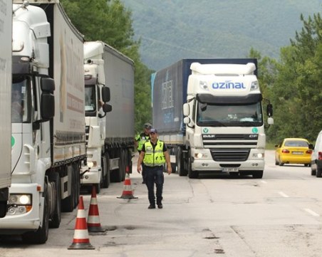 Интензивен е трафикът за камиони по границите с Румъния и Турция