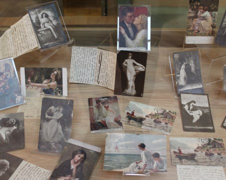 Историческият музей откри изложба на писма и картички във витрини по проекта на община Пловдив