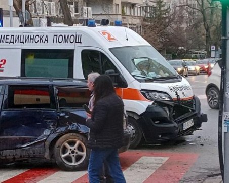 Катастрофа между линейка и две коли в Стара Загора, има ранен