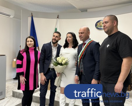 Кметът на Пловдив венча двама влюбени, направи специален деня и на две двойки