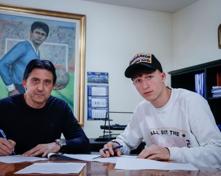 Синът на Христо Йовов подписа с Левски