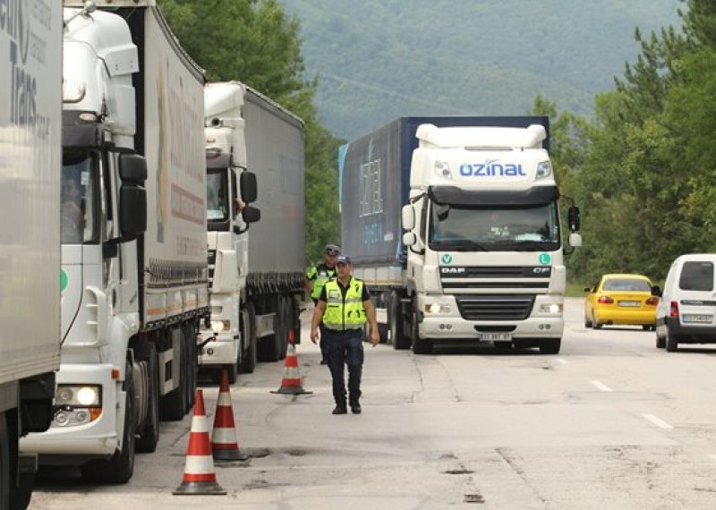 Интензивен е трафикът за камиони по границите с Румъния и Турция