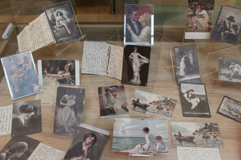 Историческият музей откри изложба на писма и картички във витрини по проекта на община Пловдив