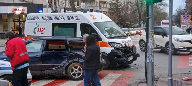 Катастрофа между линейка и две коли в Стара Загора, има ранен