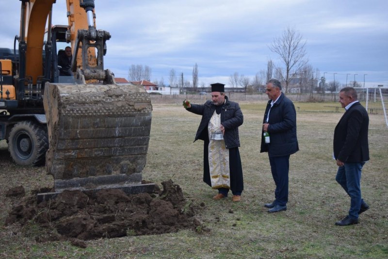 Първа копка на спортна площадка в село Войсил направи кметът