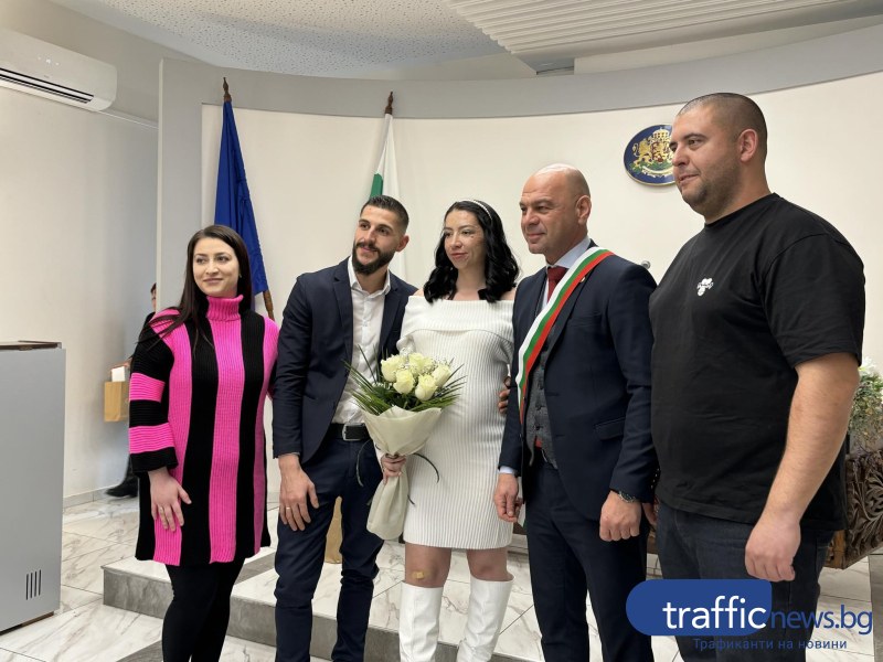 Кметът на Пловдив венча двама влюбени, направи специален деня и на две двойки