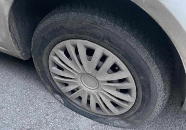 Собственичка на лек автомобил завари колата си със спукани гуми