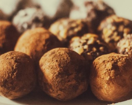 Бързи и лесни бонбони с фъстъци, бисквити и лешници