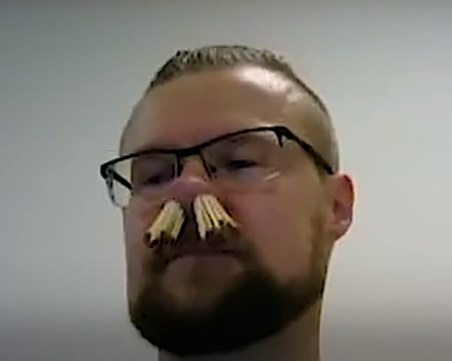 Датчанин напъха 68 кибритчета в носа си за световен рекорд