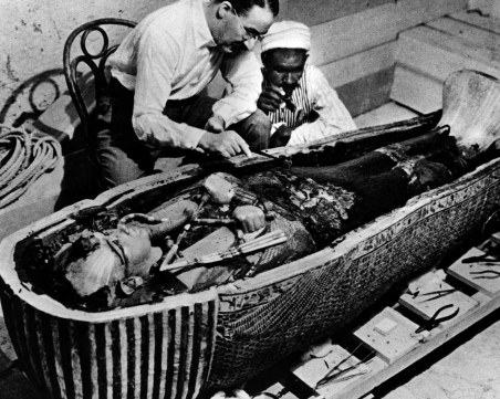 Хауърд Картър отваря погребалната камера на фараона Тутанкамон