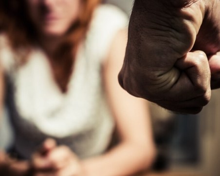 Мъж заплаши с убийство жена и я влачи за косата пред детето ѝ в Лом