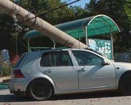 Шофьор се заби в стълб и остави цяло село без ток