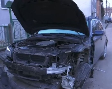 След запой: Пиян шофьор помете три коли и се обърна по таван в Монтана