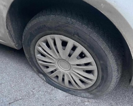 Спукаха гумите на шофьорка