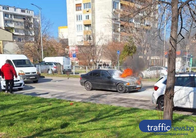 Автомобил горя на натоварен булевард в Пловдив, образува задръстване