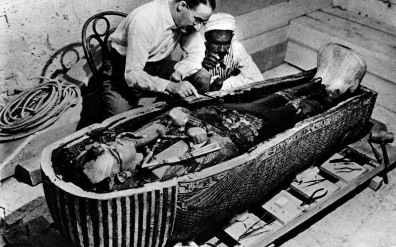 Хауърд Картър отваря погребалната камера на фараона Тутанкамон