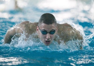 Двама български плувци намериха място в полуфиналите на своите дисциплини