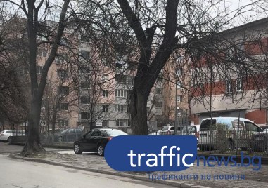 Шофьорка шпори по тротоар в Пловдив обърна автомобила си по