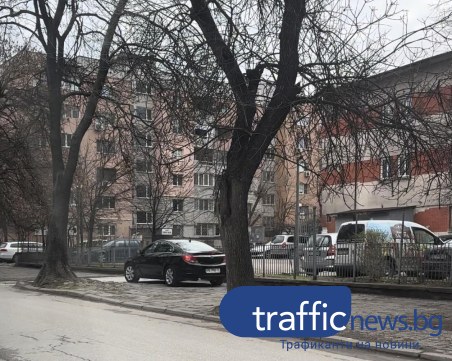 Шофьорка шпори по тротоар в Кючука, направи обратен