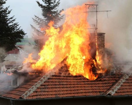 След пожар: Жителите на Скутаре се обединиха в помощ на петчленно семейство, останало без дом