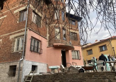 Собствениците на къща в Стария град облепиха част от фасадата