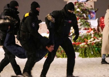 Полицията в Русия разпръсна хората събрали се да отбележат смъртта