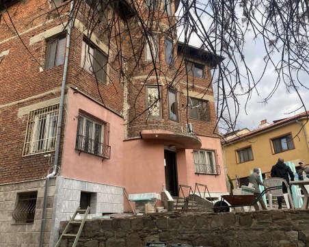 Фасадата на къща в Стария град  осъмна облепена с нещо като мрамор