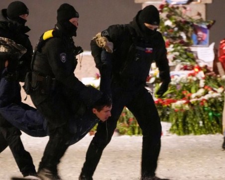 Протести в Русия след смъртта на Навални, близо 100 души са арестувани